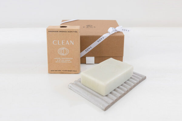 Presentpaket Small Clean: Handgjord ekologisk tvål och keramiskt handgjort tvålfat. Perfekt för en hållbar och elegant gåva.