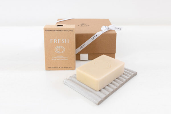 Presentpaket Small Fresh: Handgjord ekologisk tvål och keramiskt handgjort tvålfat. Perfekt för en hållbar och elegant gåva.