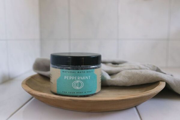 Naturligt havssalt med pepparmynta ger en uppfriskande och revitaliserande upplevelse. Perfekt för att mjuka upp huden och lindra muskelspänningar.