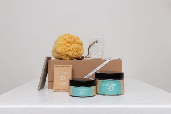 Lyxigt presentpaket med hudvårdsprodukter för daglig användning. Skonsam exfoliering och återfuktning, perfekt för alla tillfällen.
