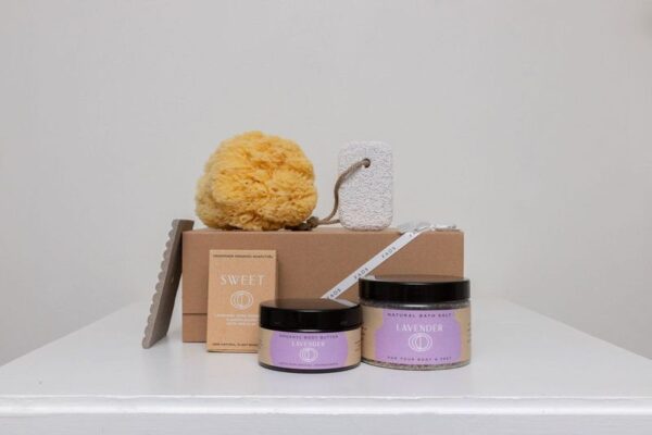Lyxigt presentpaket med hudvårdsprodukter för daglig användning. Skonsam exfoliering och återfuktning, perfekt för alla tillfällen.