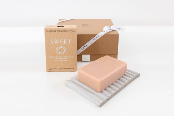Presentpaket Small Sweet: Handgjord ekologisk tvål och keramiskt handgjort tvålfat. Perfekt för en hållbar och elegant gåva.